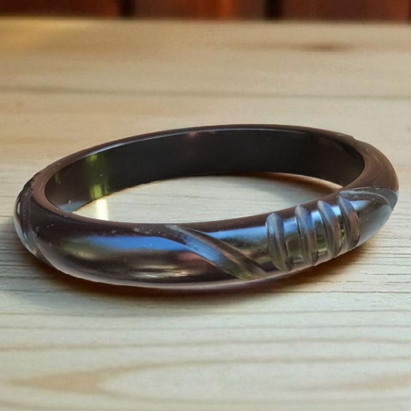 Vintage Art Deco Carved Bakelite Bangle Bracelet